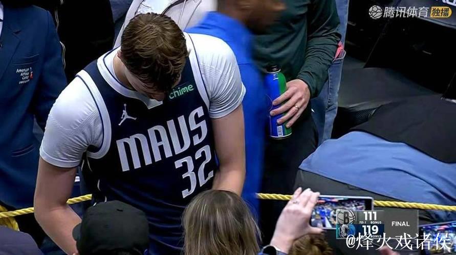 今日24分14板3断3帽!侠记:浓眉赛后将球衣赠送给了小球迷 今日24分14板3断3帽!侠记:浓眉赛后将球衣赠送给了小球迷